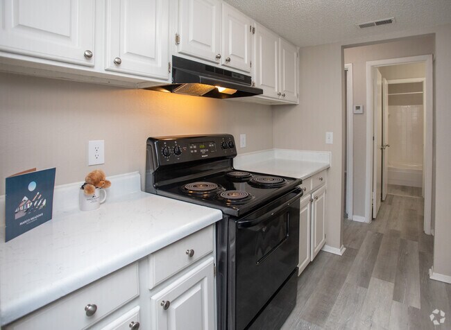 1BR,1BA-750SF - Marco Meadows