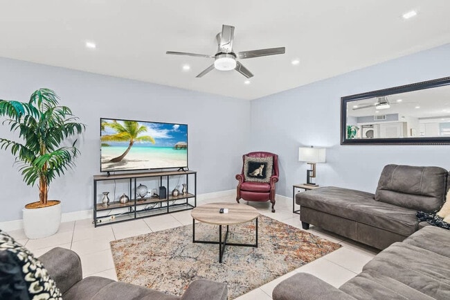 Building Photo - 2424 NE 9th St Unit ID1323138P