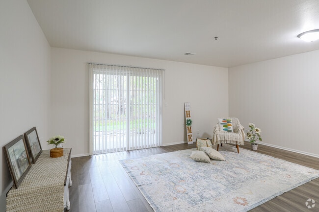 3 BR, 2 BA - 1100 SF - Oak Forest Apartments