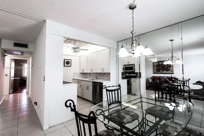 Photo - 3035 Exeter Unit 3035B