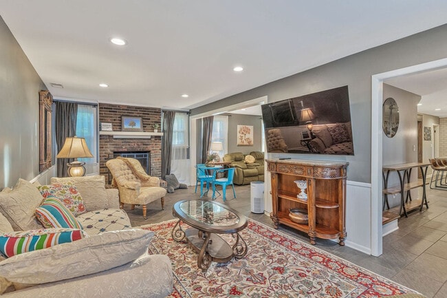 Building Photo - 808 Roseview Dr Unit ID1261682P