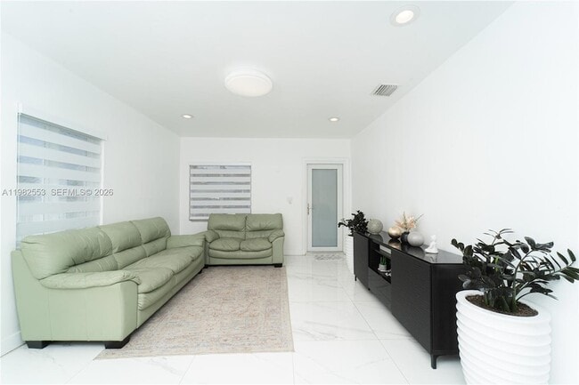 Photo - 172 W 17th St