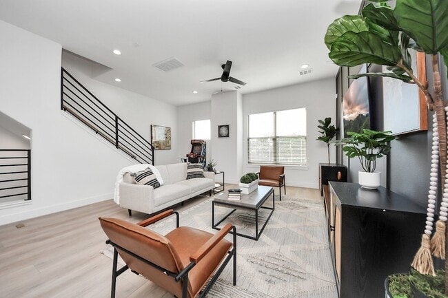 Photo - 2524 Live Oak St