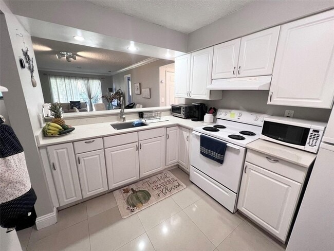 Building Photo - 1001 NW 45th St Unit 6