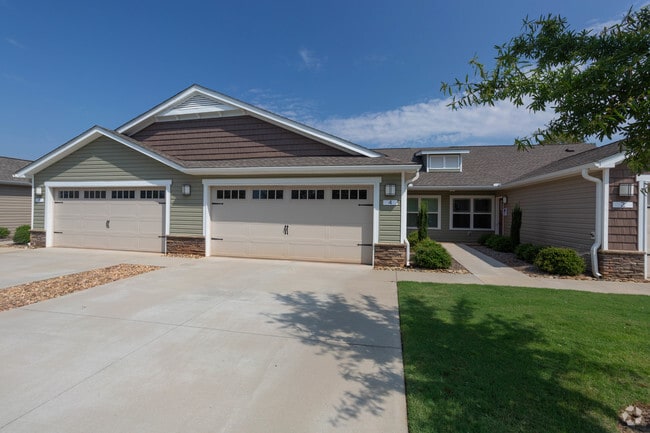 Building Photo - Redwood Greer Ashburton Drive