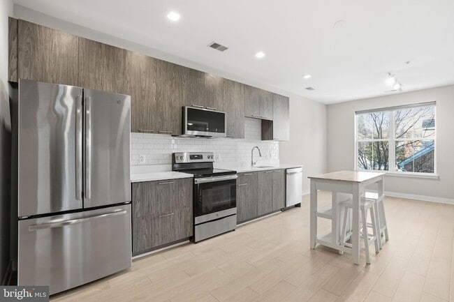 Building Photo - 989 S Buchanan St Unit 303