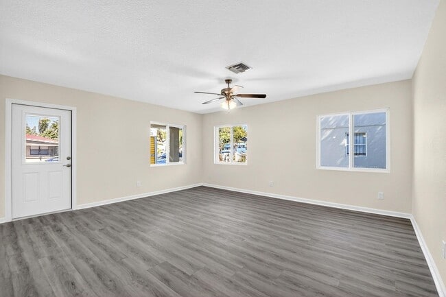 Photo - 857 W 3rd St