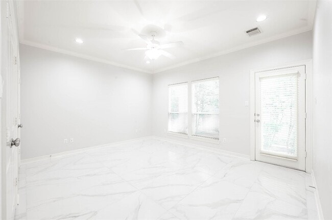 Photo - 643 Hartman St