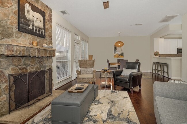 Photo - 174 N Valley Oaks Cir