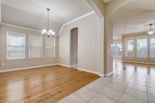 Photo - 704 Thetford Ln