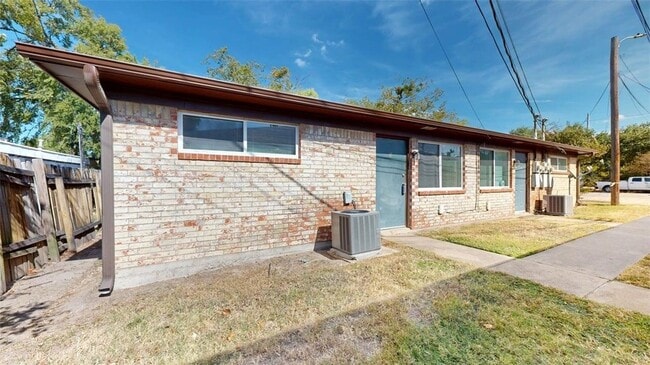 Building Photo - 204 Lynn Dr Unit D