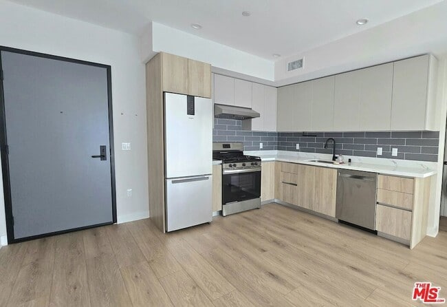 Photo - 1530 S Hayworth Ave Unit 203