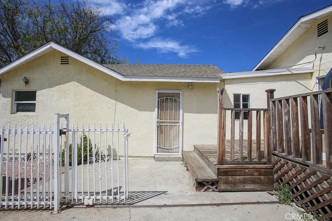 Building Photo - 607 Camulos St