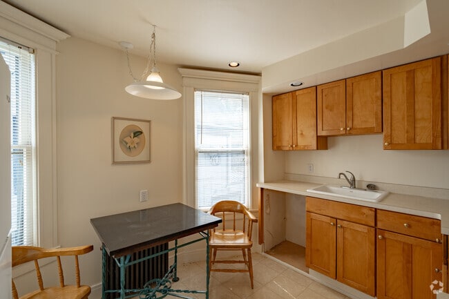 2R, 1BA - 900SF - Kitchen - 585 W Ferry St