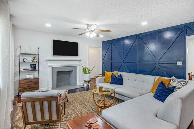 Building Photo - 2100 Cascade Rd Unit ID1233220P