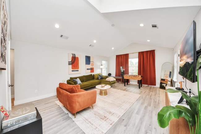 Building Photo - 2907 Cleburne St Unit SI FL2-ID1589100P