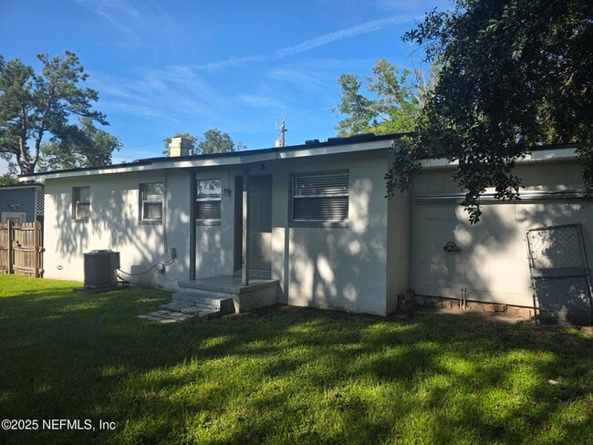 Photo - 1927 Delaroche Dr E