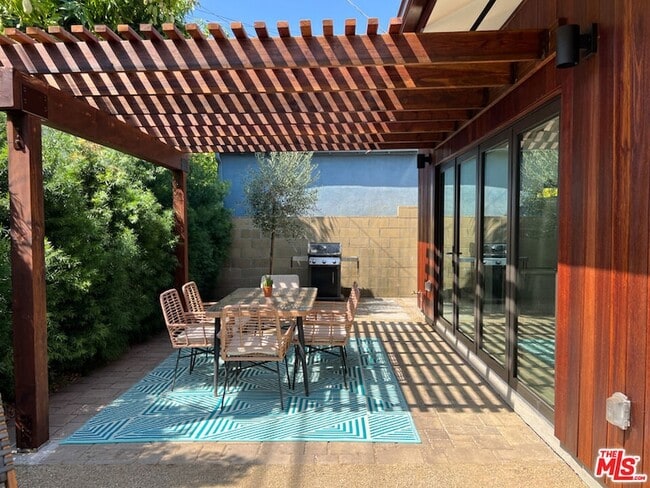 Building Photo - 3836 1/2 Seneca Ave