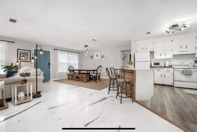 Building Photo - 2001 N 61st Ave Unit ID1354817P