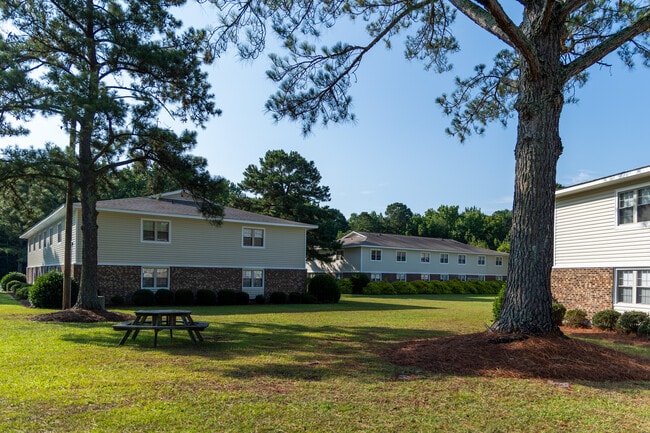 EB Picnic Area - Eastbrook and Village Green Apartments