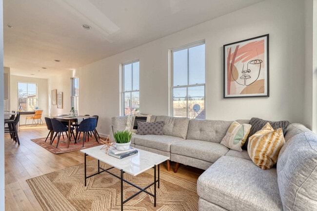 Building Photo - 520 NE 56th Ave Unit ID1309859P