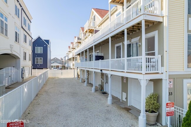 Building Photo - 33 Sumner Ave Unit 5