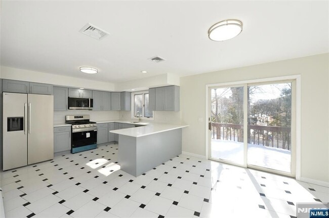 Photo - 472 Central Blvd