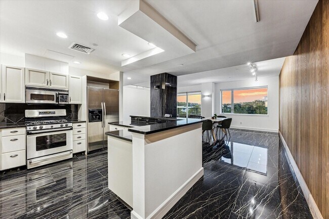 Photo - 901 W 9th St Unit 401