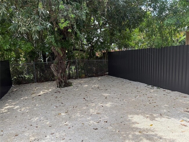 Building Photo - 2830 NW 15th Ct Unit B