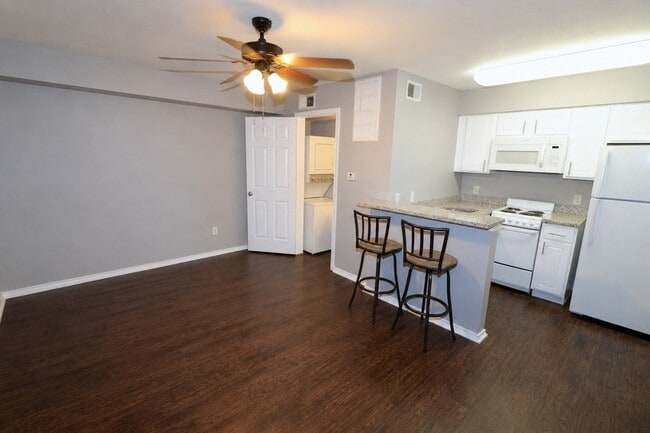Building Photo - 9831 Walnut St Unit P308