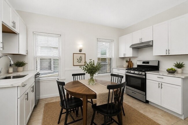 Building Photo - 48 Wordsworth St Unit 1