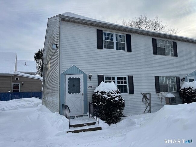 Building Photo - 633 Center St