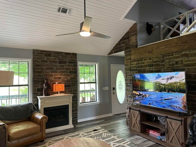 Photo - 896 Vaughn Rd