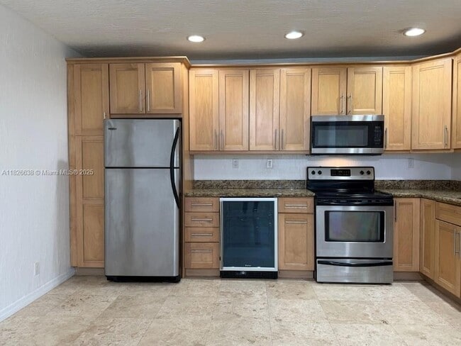 Building Photo - 530 NE 15th Ct Unit 6