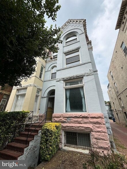 Building Photo - 2121 N St NW Unit 6