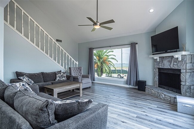 Photo - 301 Commander Dr