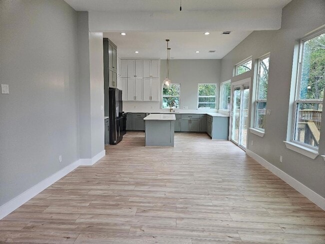 Photo - 700 N Avenue C