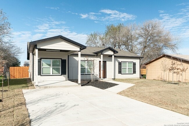 Photo - 5815 Tree View St