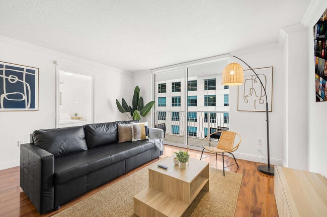 Building Photo - 1 SE 12th St Unit SI FL28-ID1050317P