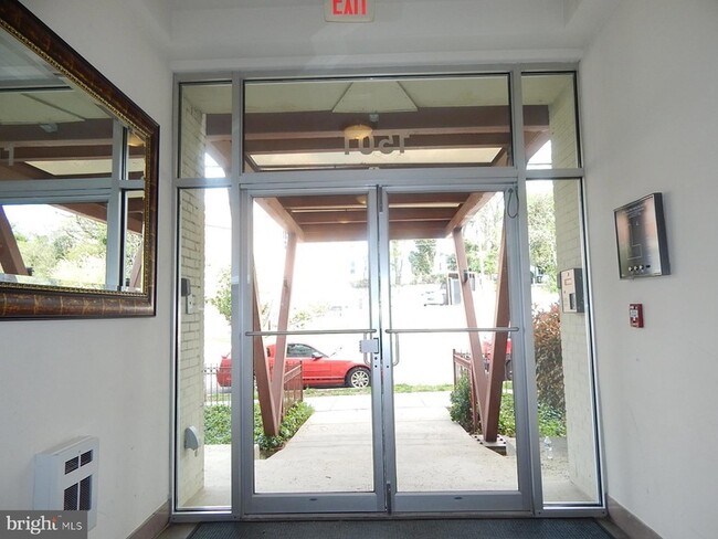 Building Photo - 1501 27th St SE Unit 406