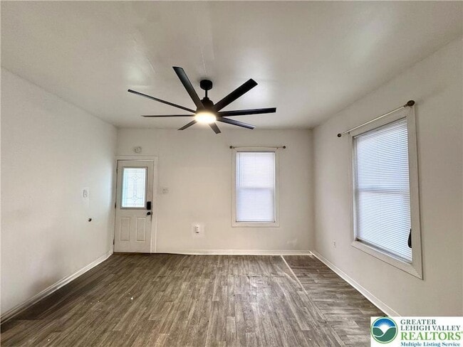 Photo - 527 Bradley St