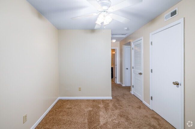 2BR, 1BA - 875SF - Dining Room - Woodscape Apartments