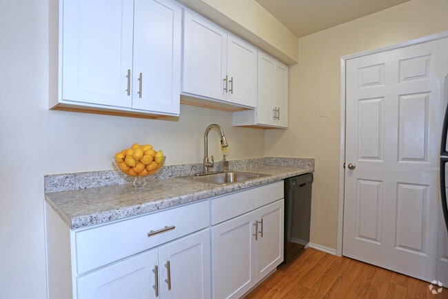 Kitchen - Chadwick Manor Townhomes