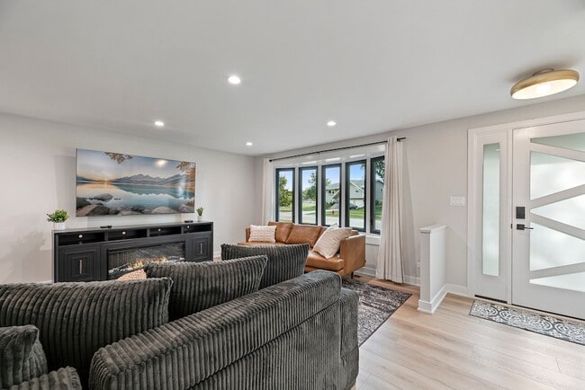 Photo - 208 W Hartford Dr