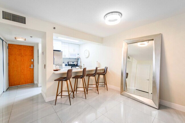 Building Photo - 1 SE 12th St Unit FL15-ID1022210P