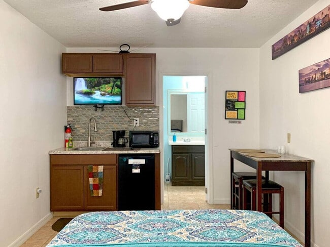 Building Photo - 2721 Raeford Rd Unit ID1094200P