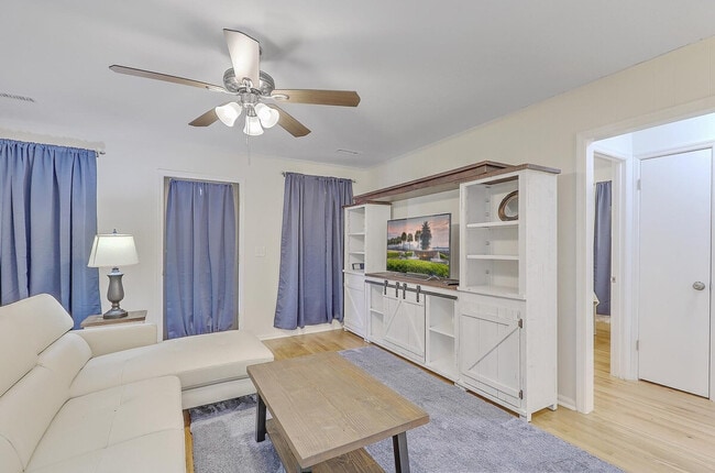 Building Photo - 2137 Woodland Shores Rd Unit SI ID1526889P