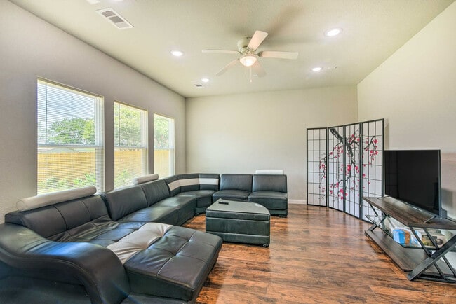 Building Photo - 3510 Oleander Ave Unit SI ID1545914P