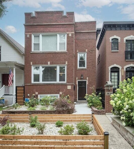 Building Photo - 3834 N Hermitage Ave Unit 1