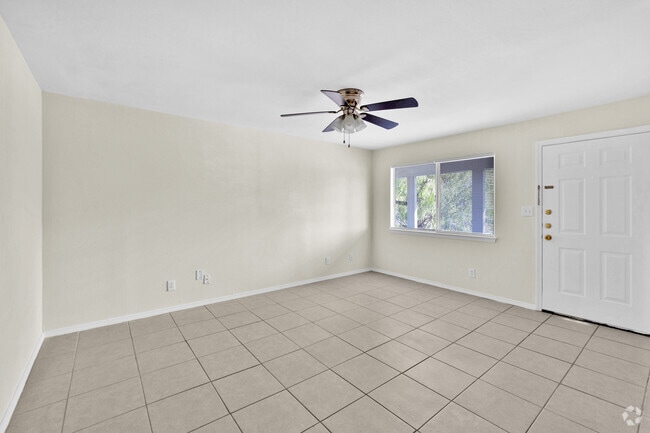 Living Room - Sterling Oak Apartments